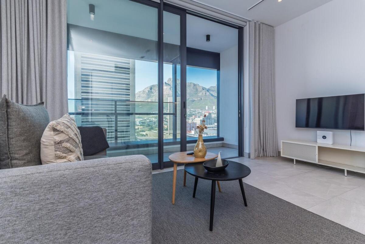 Urban Escape Stylish 18th Floor & Rooftop Oasis Apartment *