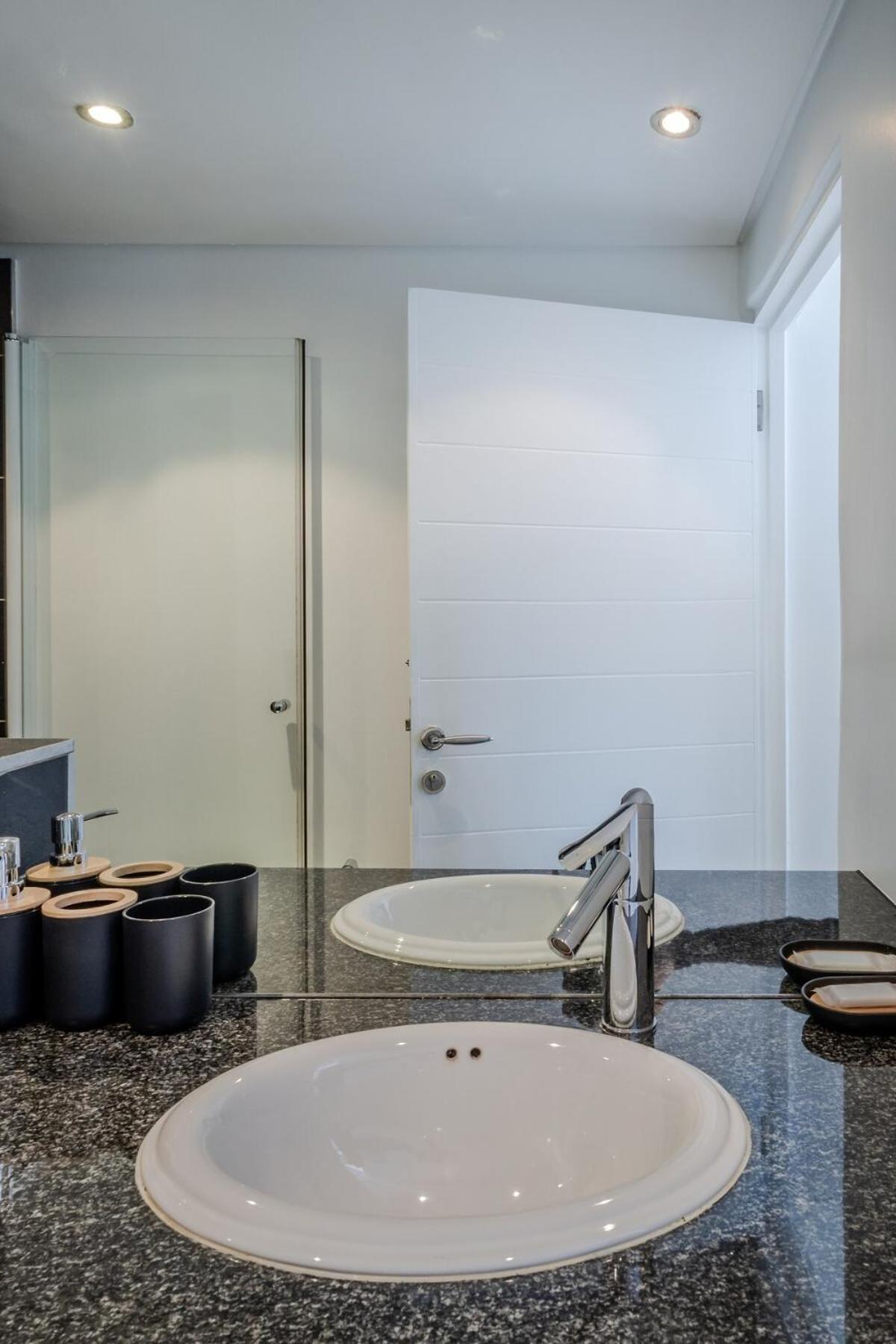Iconic Harbour Views Penthouse With Parking & Ac