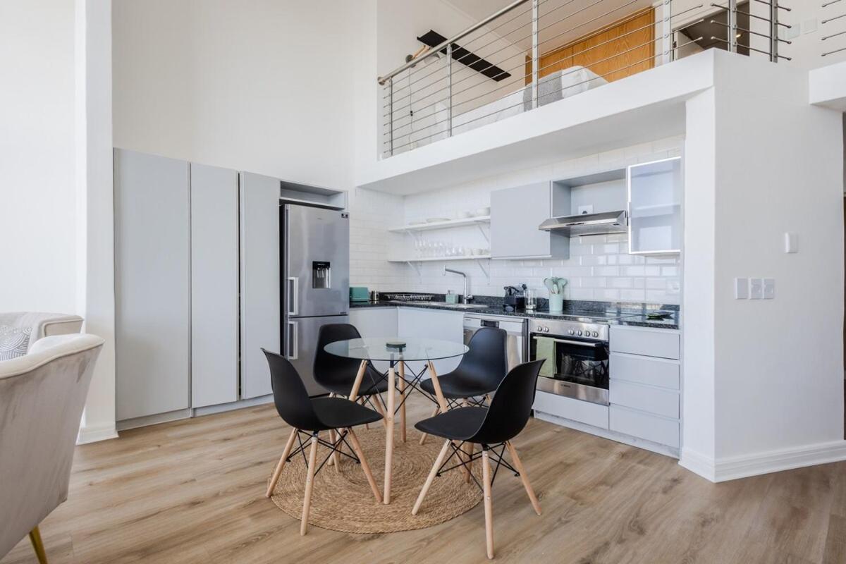 Iconic Harbour Views Penthouse With Parking & Ac Cape Town