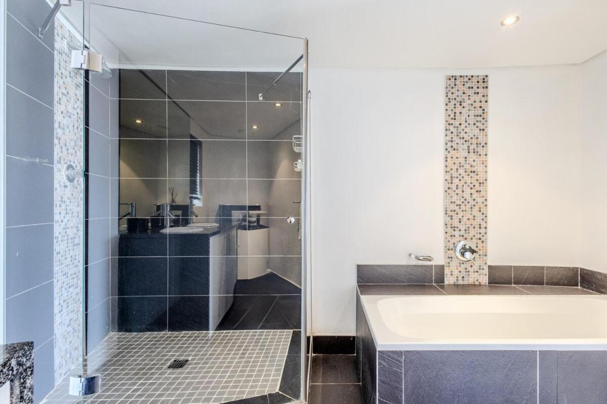 Iconic Harbour Views Penthouse With Parking & Ac