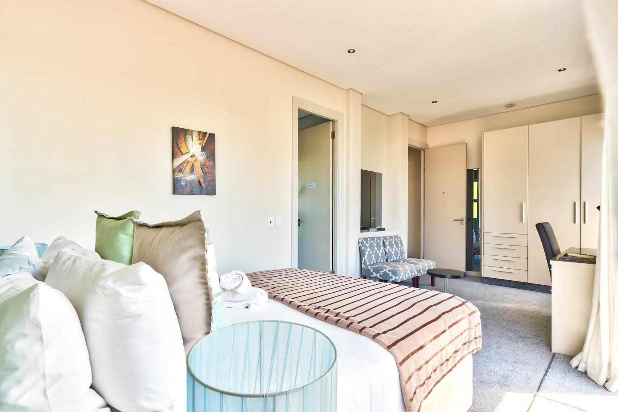 The One 8 In Point - Solar Power 4*