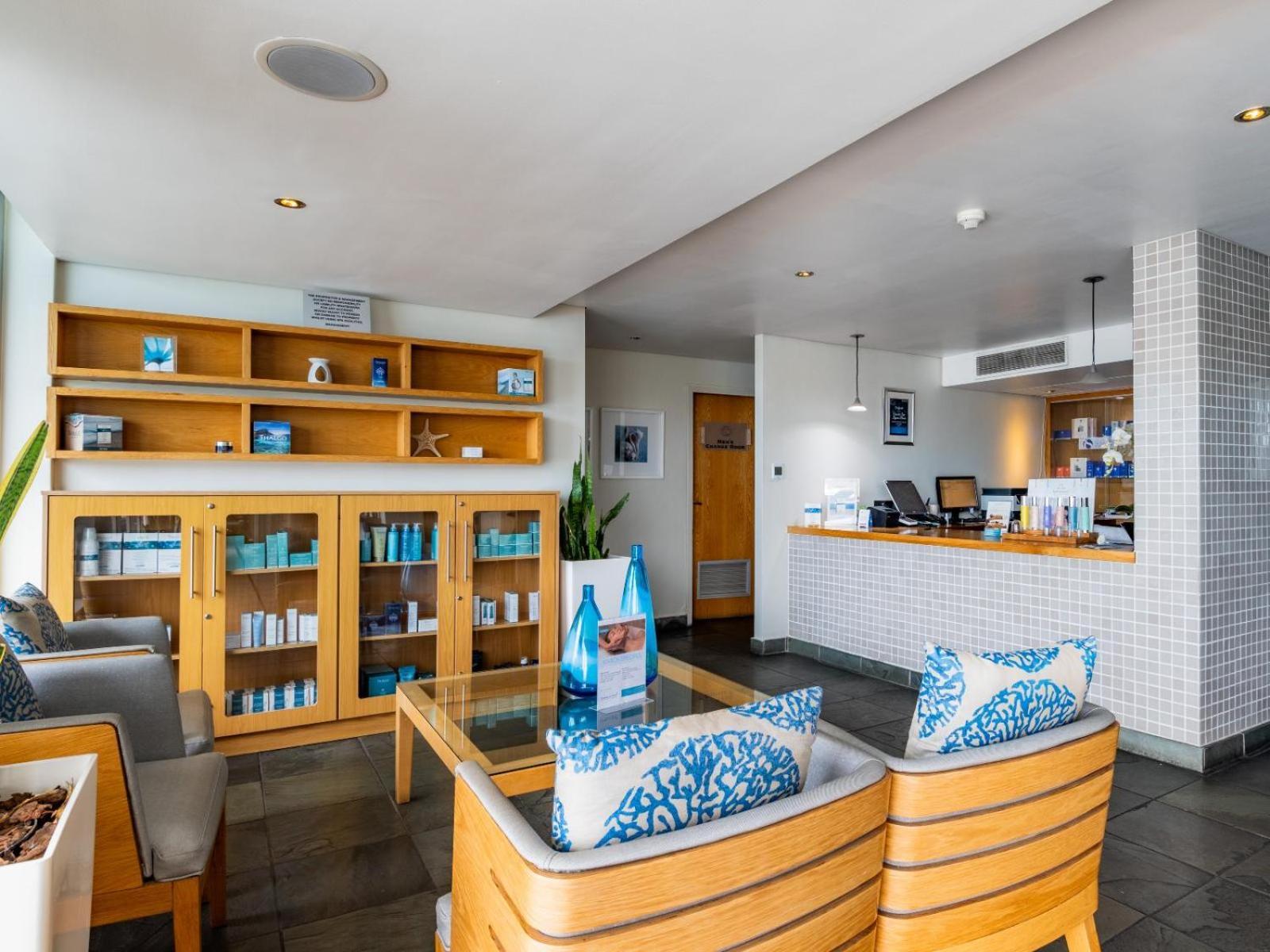 Lagoon Shoreline Penthouse Apartment