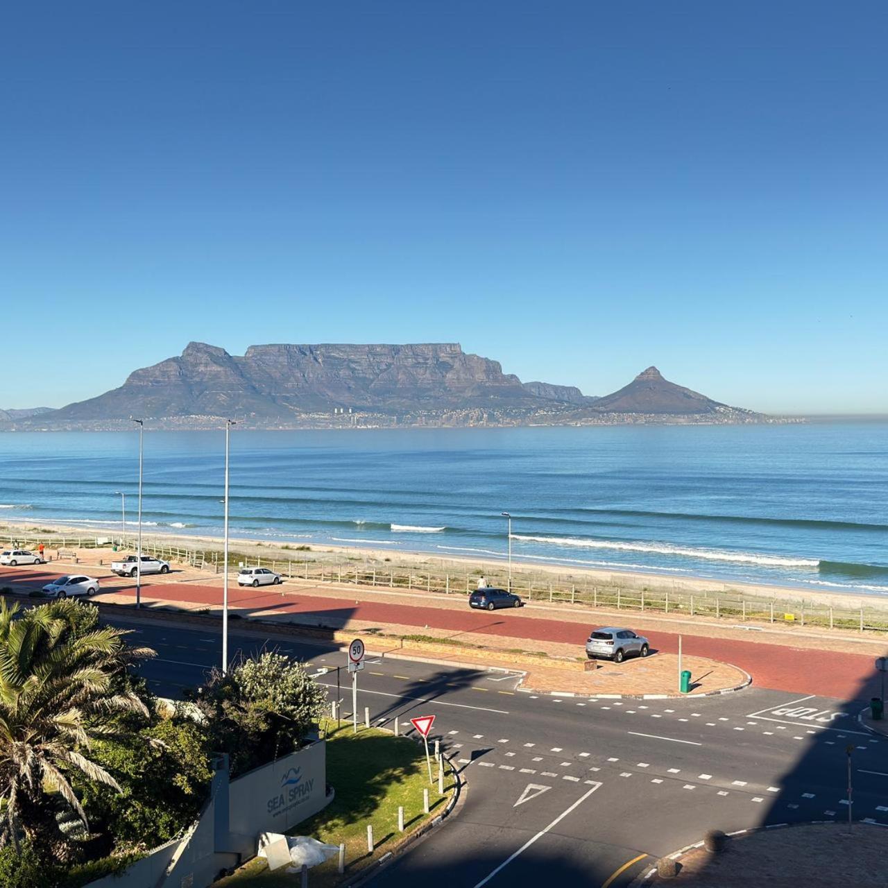 Beautiful 2 Bedroom With Ocean Views, Bloubergstrand Apartment Cape Town
