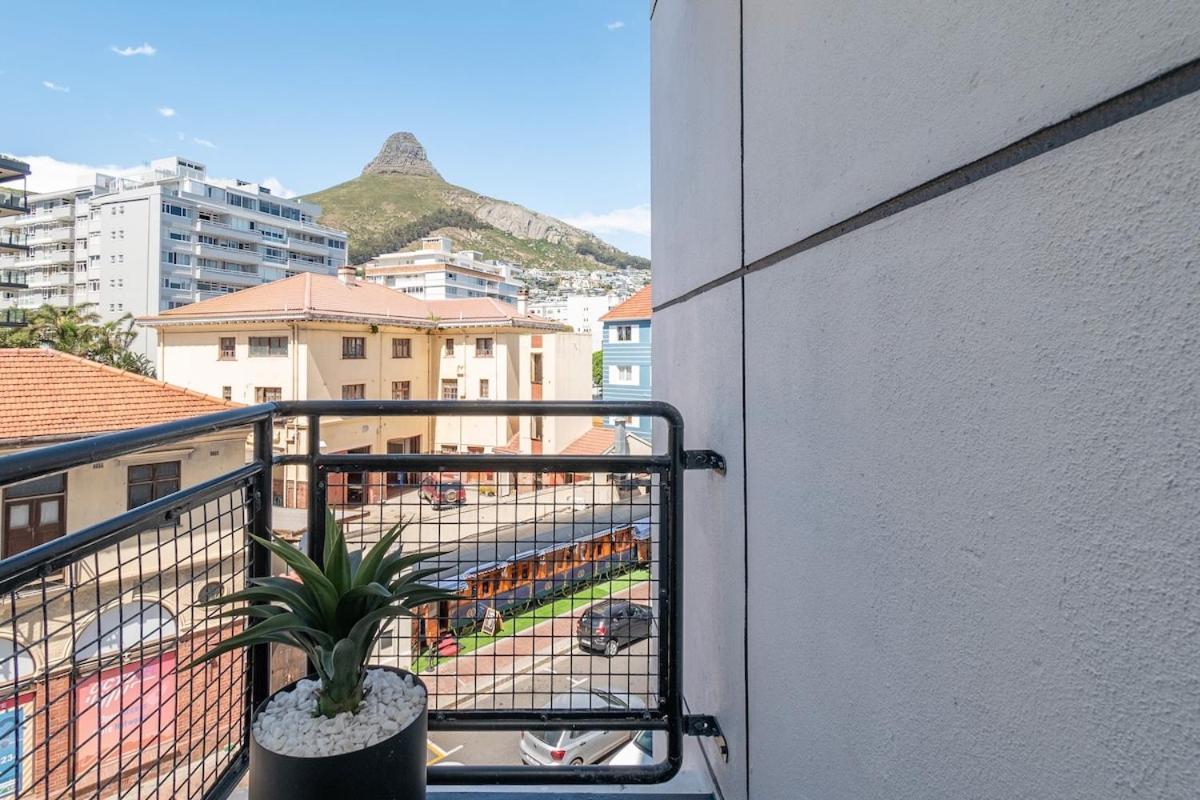 Apartment Seapoint With View Of Lions Head. Cape Town
