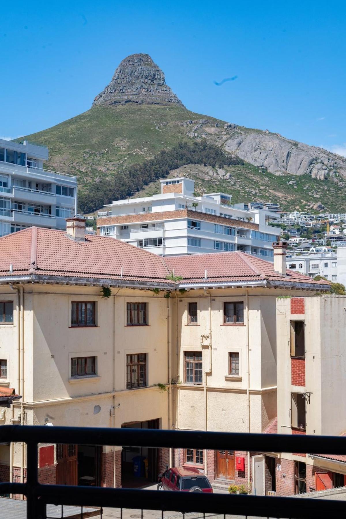Seapoint With View Of Lions Head.