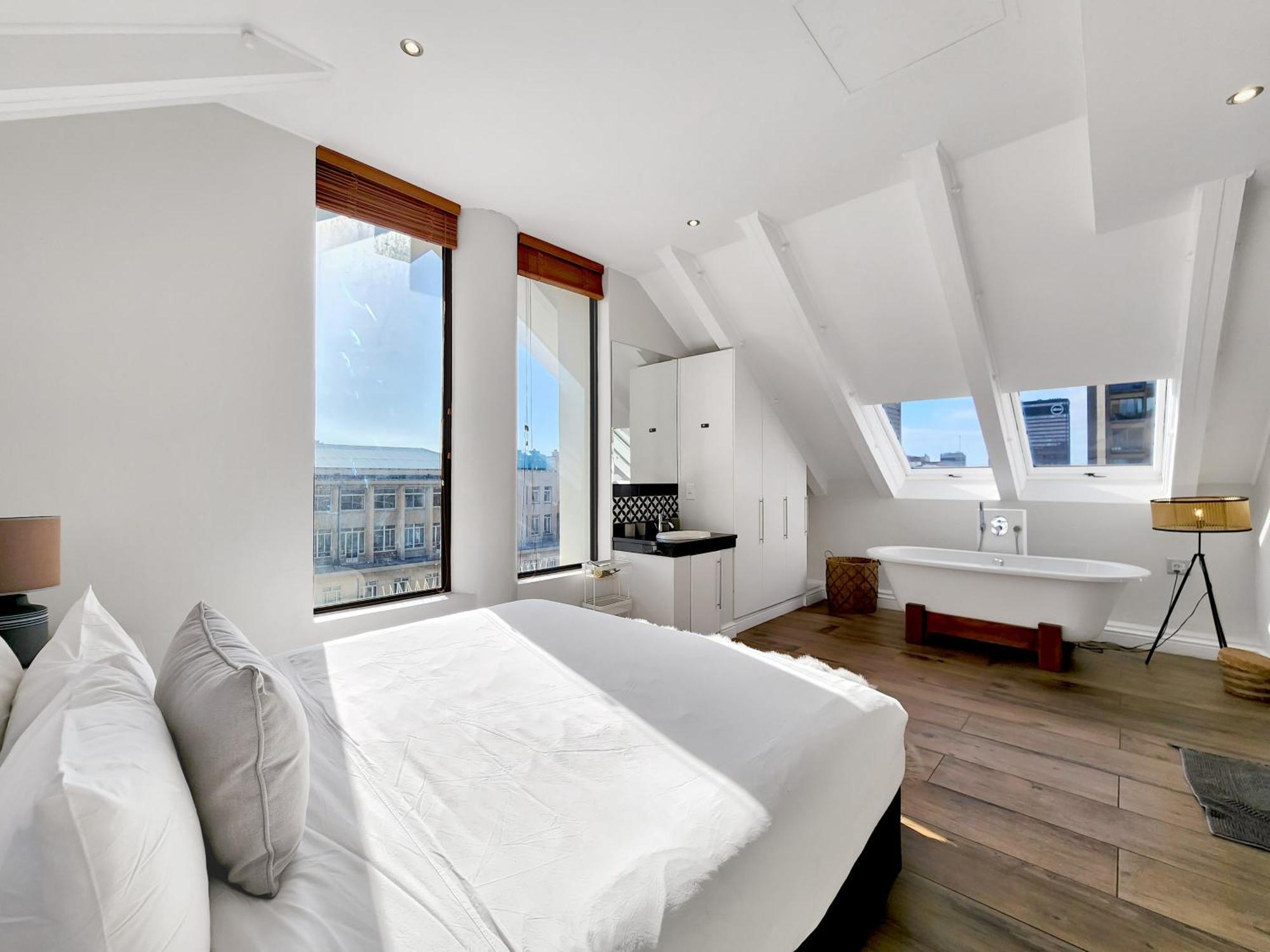 Luxury Penthouse Loft With 300 Degrees Cityscape Views *