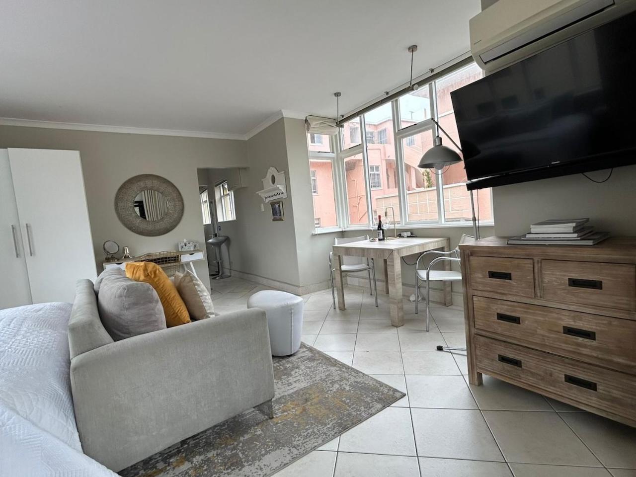 Cosy And Classy Sea Point Apartment *