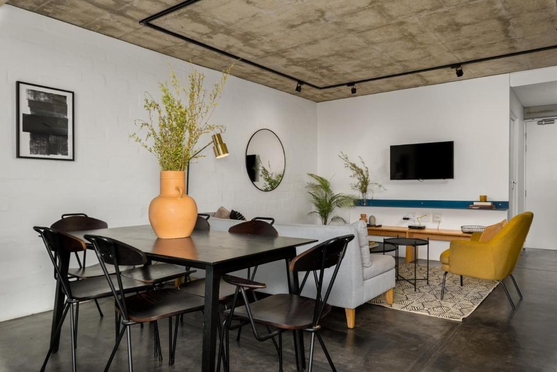 Table Mountain Views & Rooftop Pool Retreat Apartment *