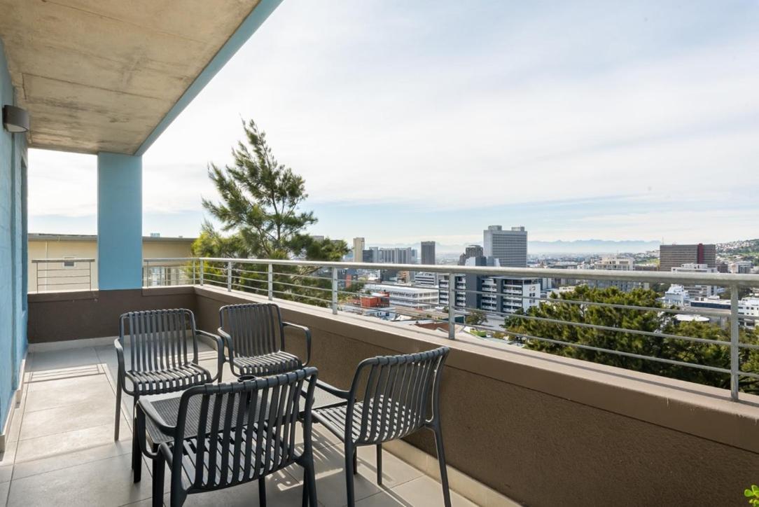 Apartment Table Mountain Views & Rooftop Pool Retreat *