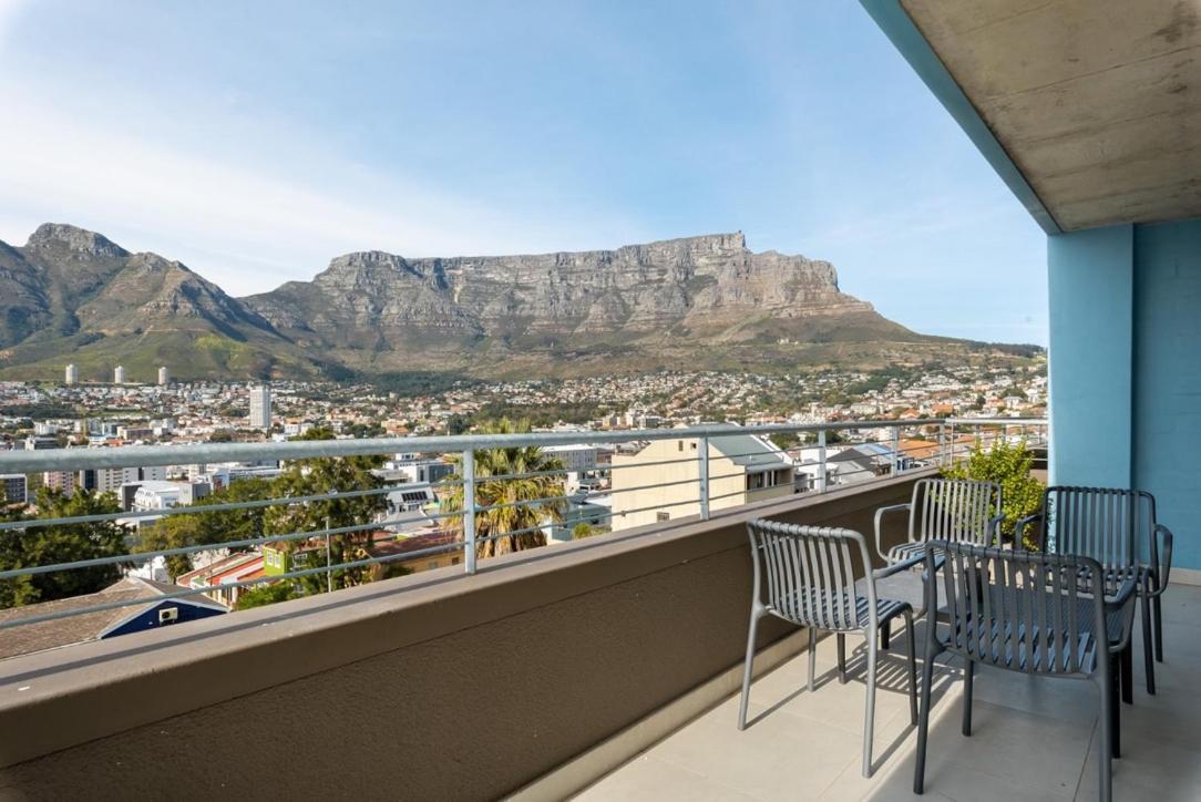 Apartment Table Mountain Views & Rooftop Pool Retreat