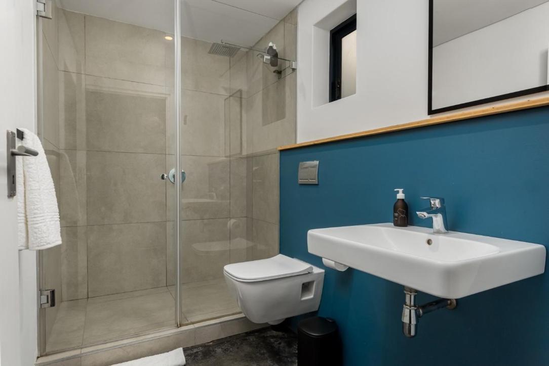 Table Mountain Views & Rooftop Pool Retreat * Cape Town