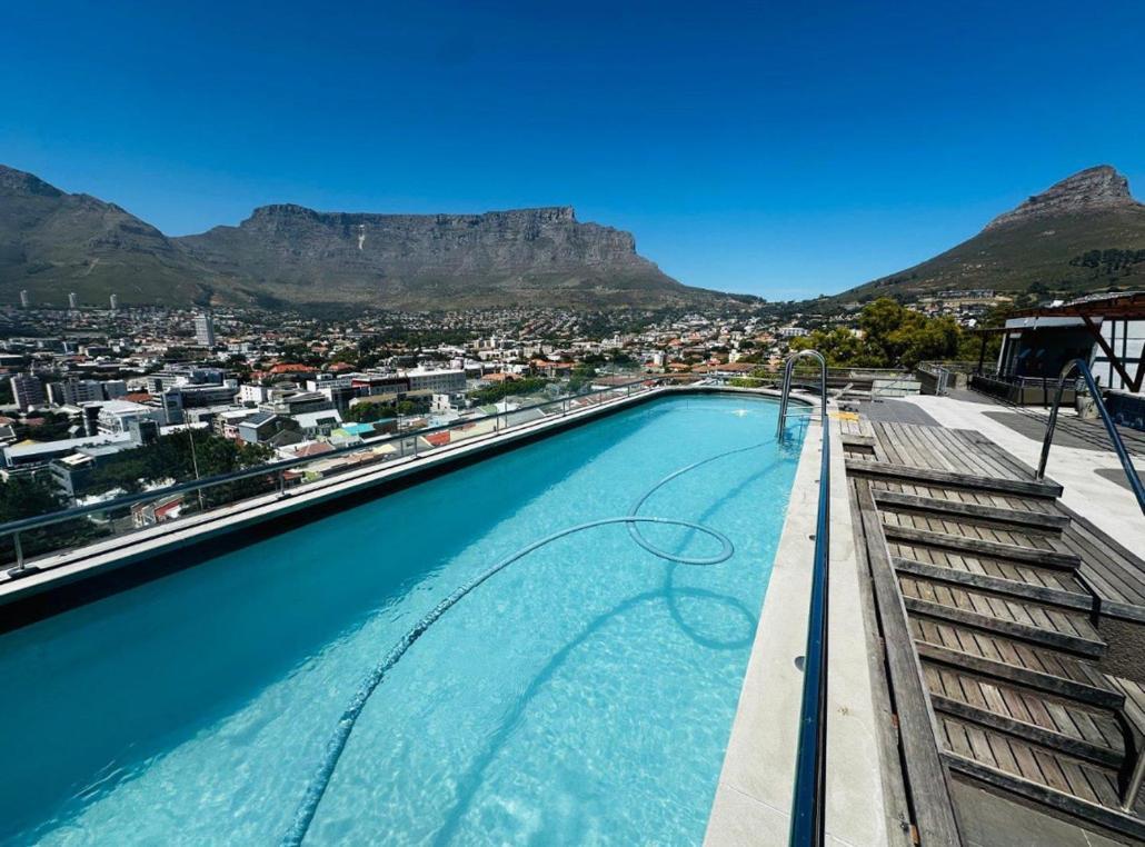 Table Mountain Views & Rooftop Pool Retreat Apartment Cape Town