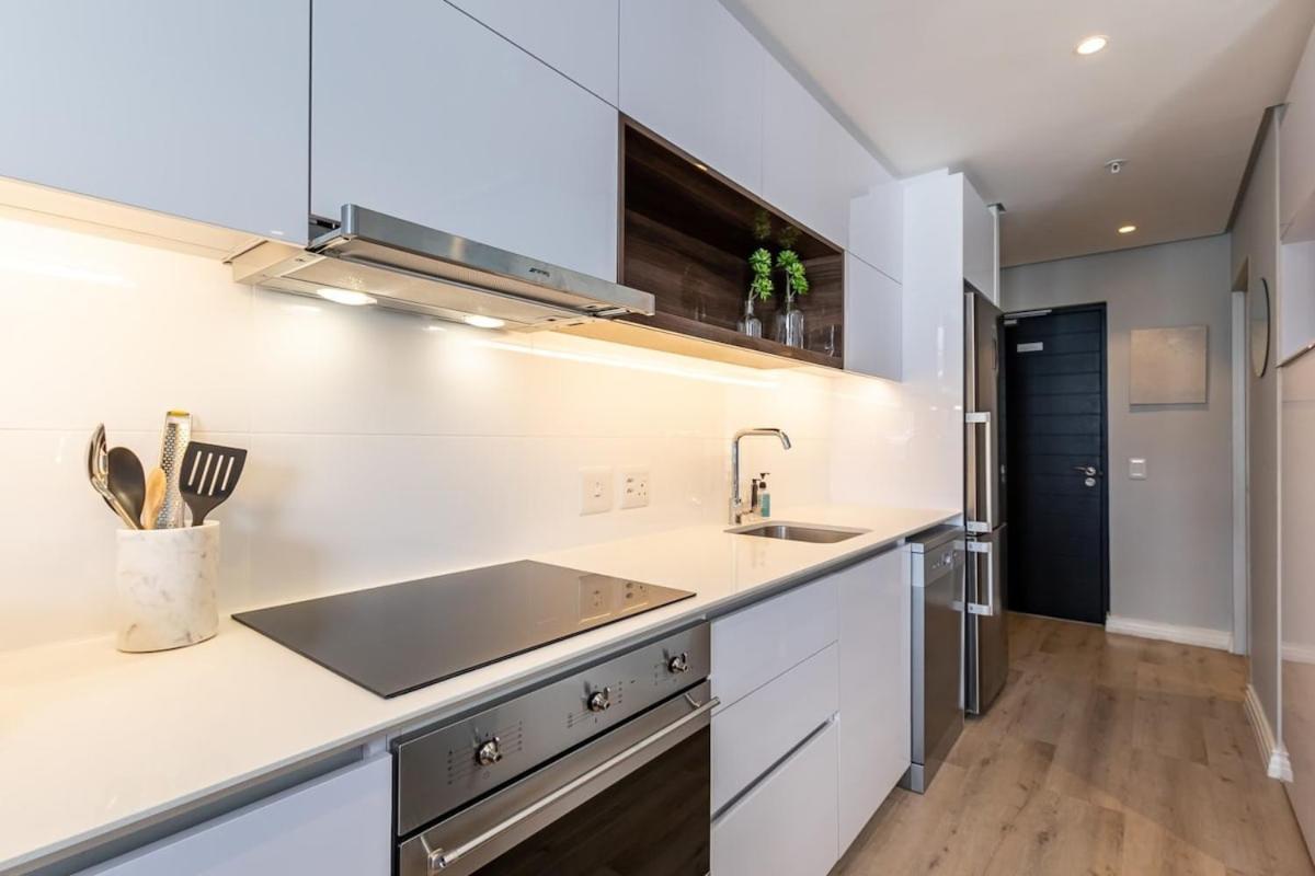 Outdoor Pool Apartment, Gym, Bar & Views *