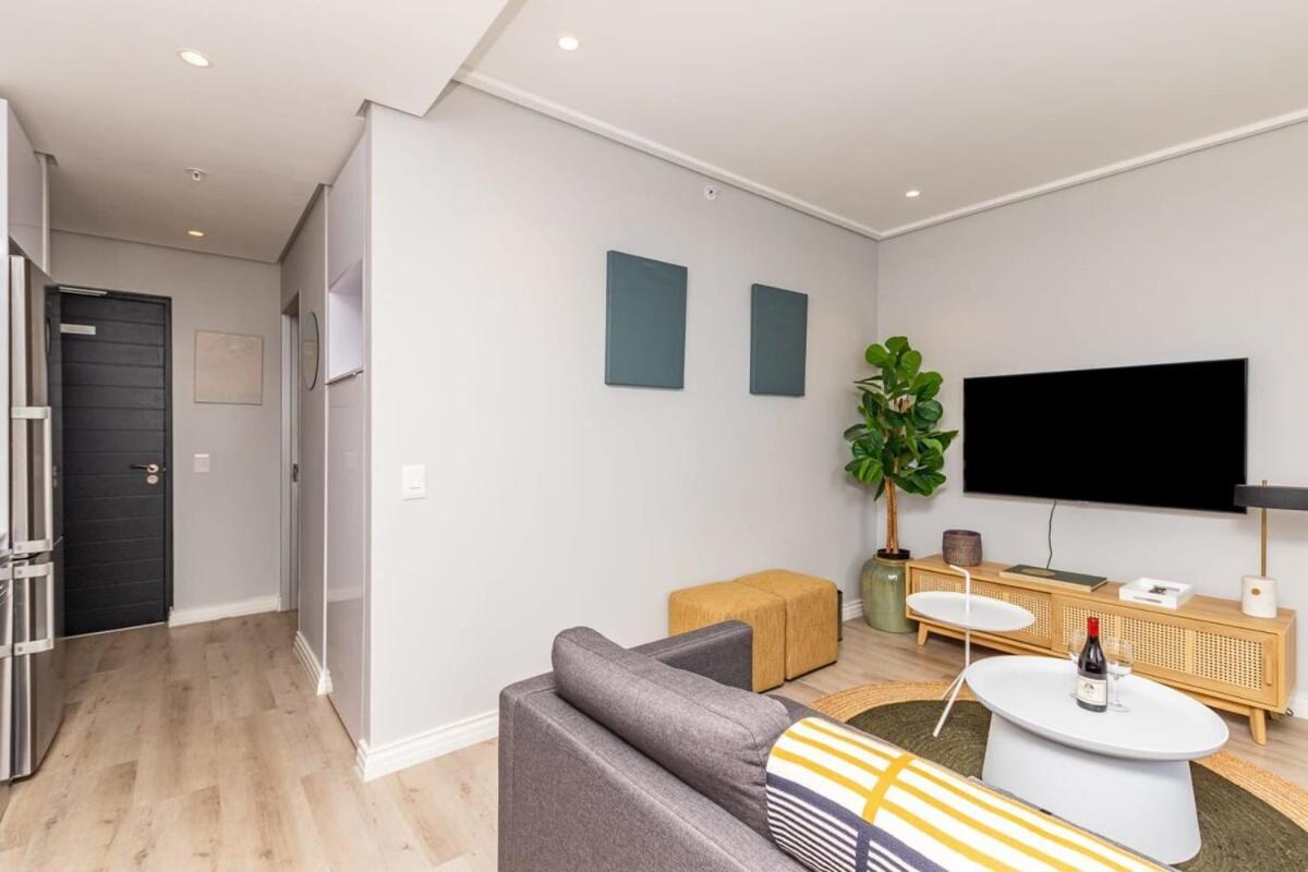 Apartment Outdoor Pool Apartment, Gym, Bar & Views