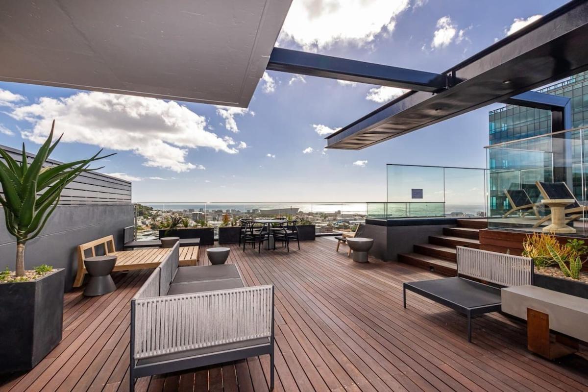 Outdoor Pool Apartment, Gym, Bar & Views Apartment *