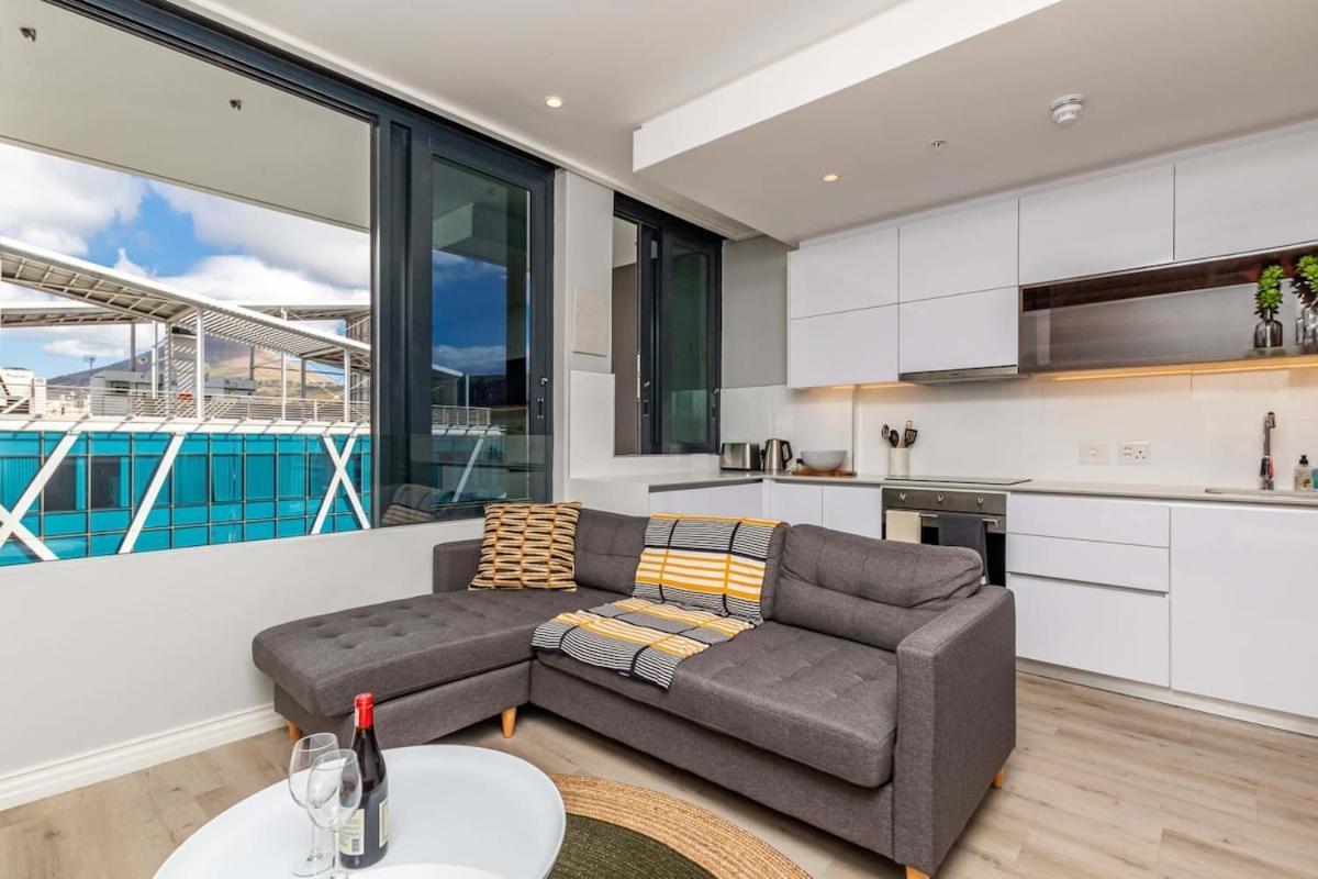 Outdoor Pool Apartment, Gym, Bar & Views Cape Town
