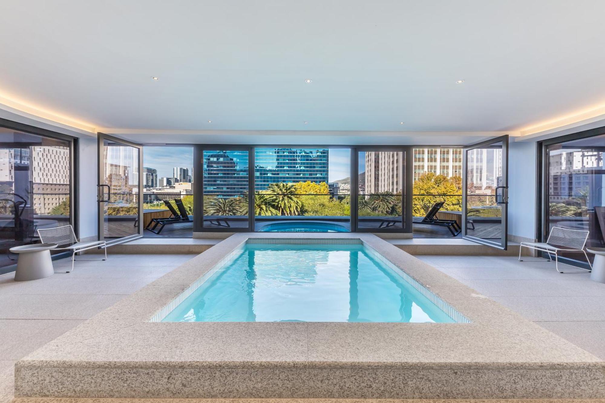 Centrally Located With Pool At Zeeland Pier - 710 * Cape Town
