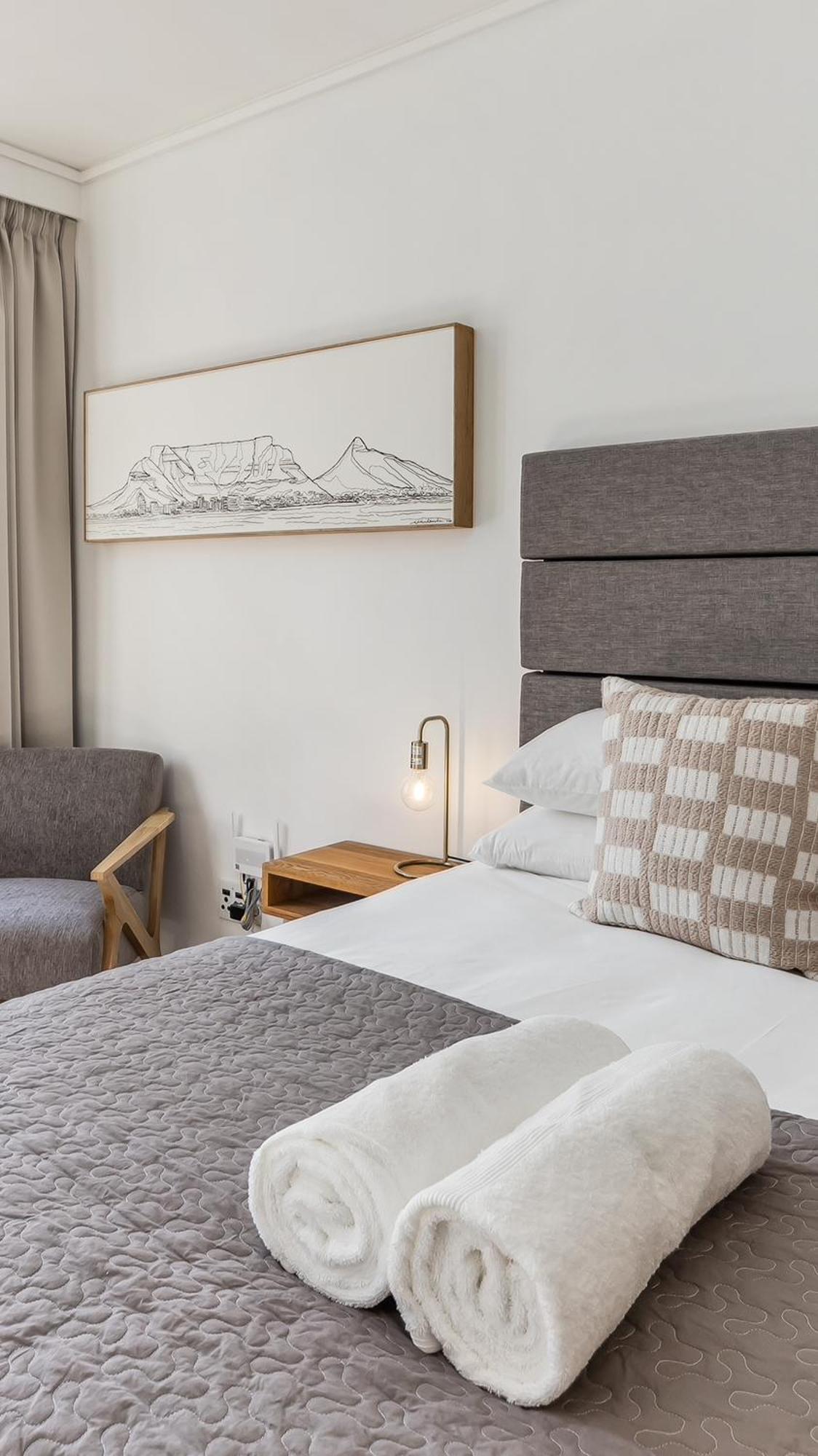 Centrally Located With Pool At Zeeland Pier - 710 Cape Town