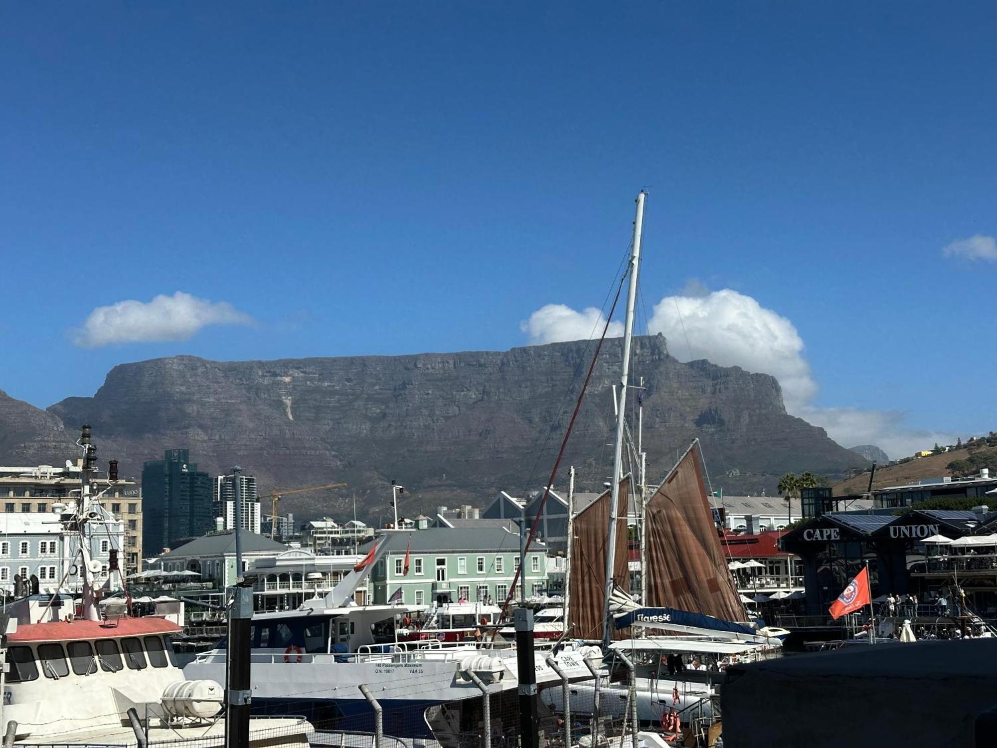 V&a Waterfront Luxury 3 Bedroom With 1000 Views Apartment *