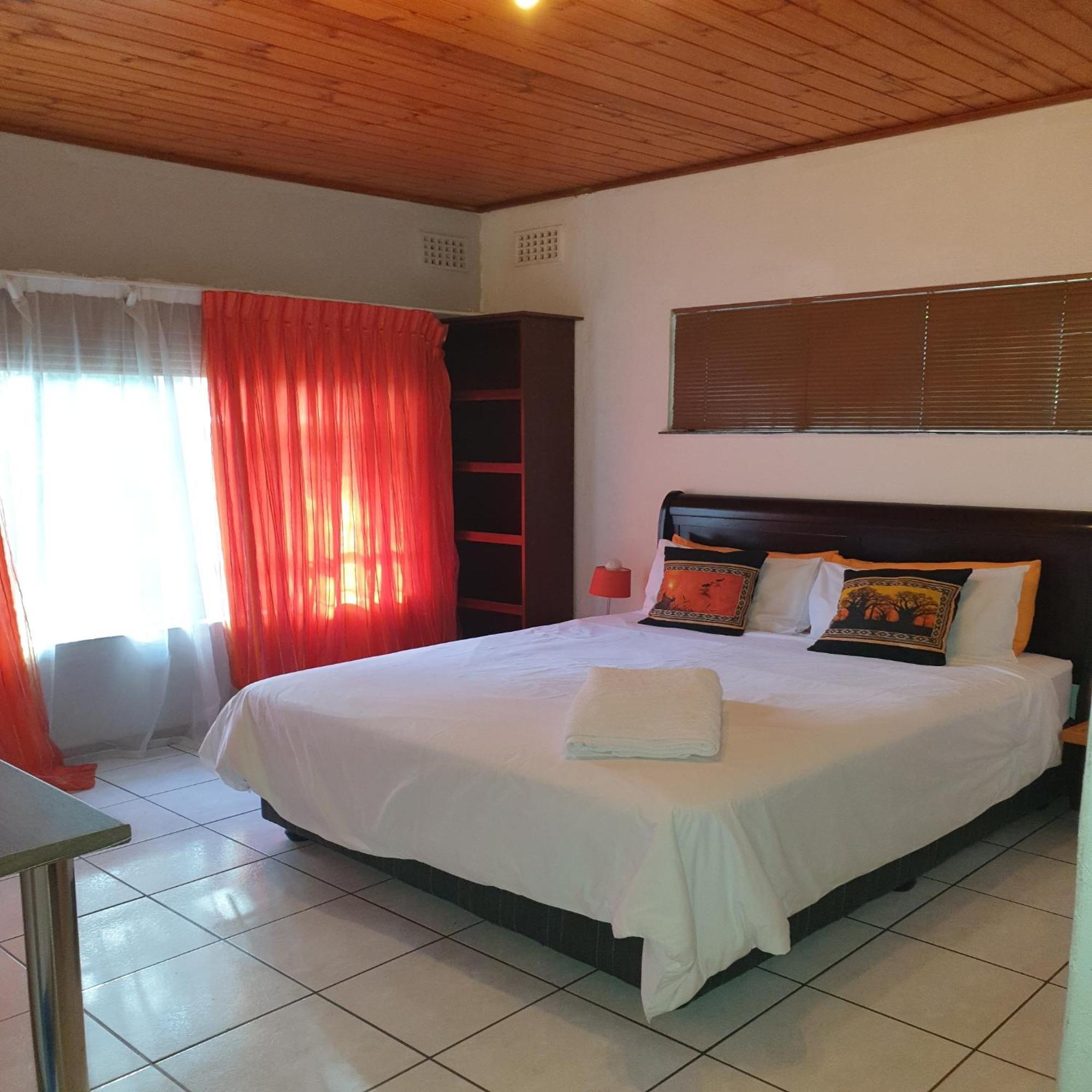 Lyronne Guest House, Shuttle And Tours Cape Town