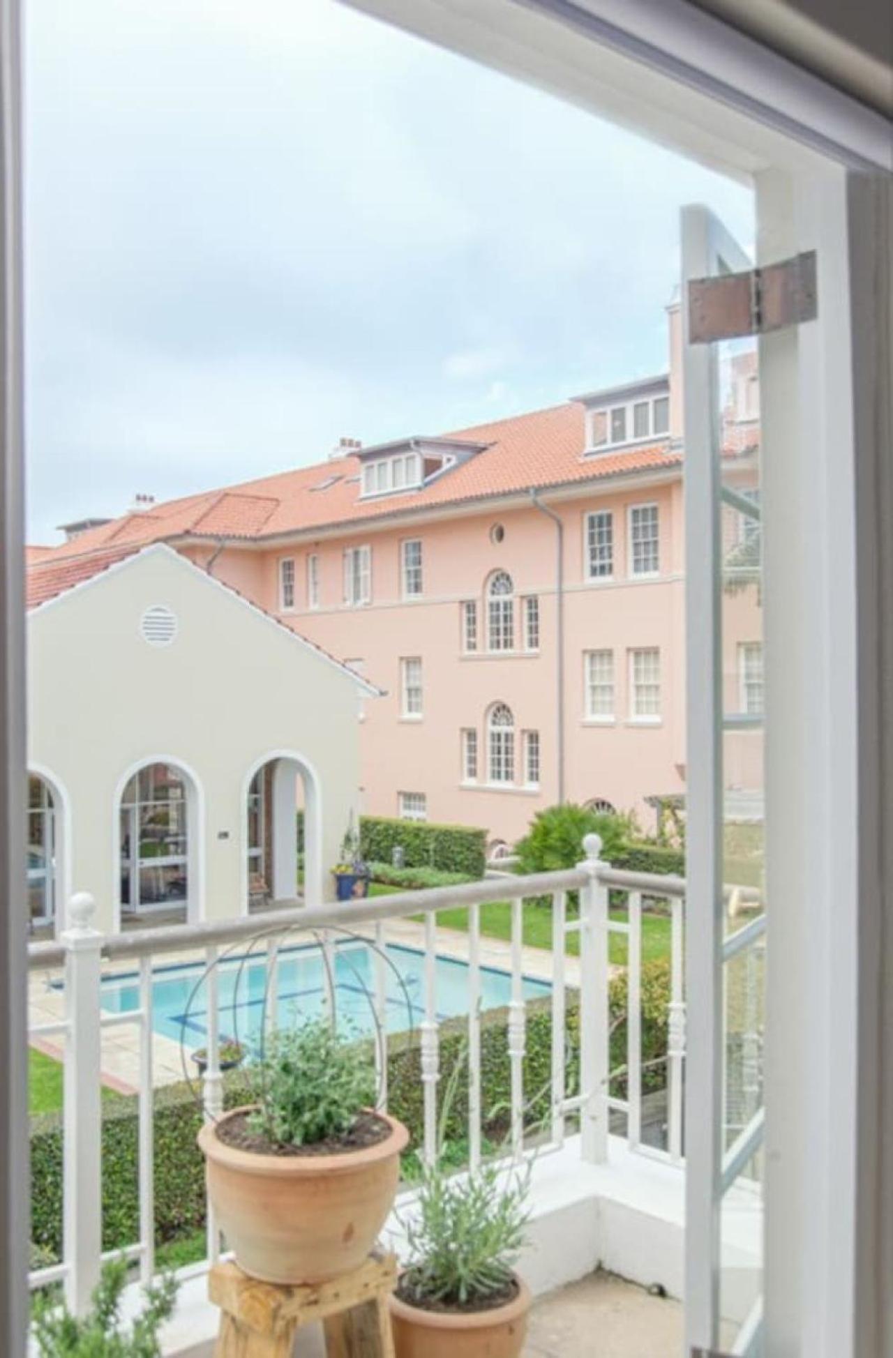 Charming Coastal Townhouse At The Majestic