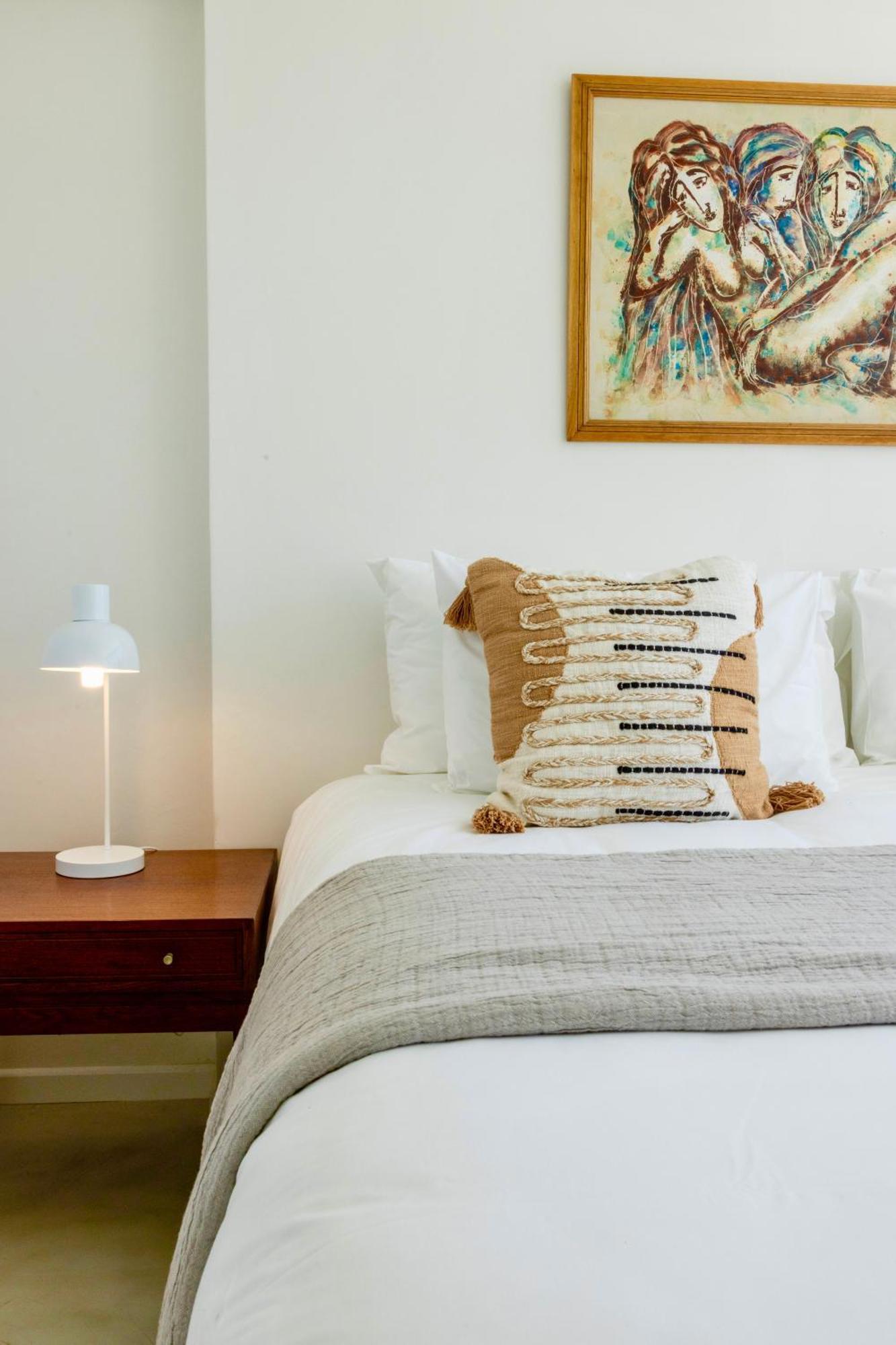Renovated Remote-work 3 Bed Gem With Acs & Views! Cape Town