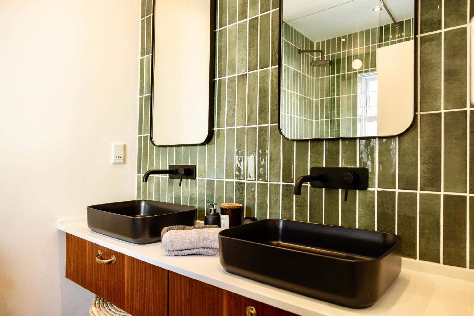 Apartment Renovated Remote-work 3 Bed Gem With Acs & Views! Cape Town