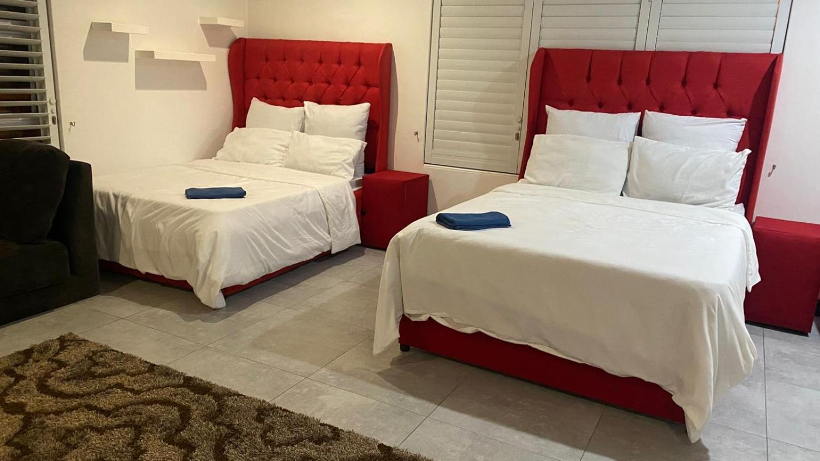 Guest house West Queens And Kings