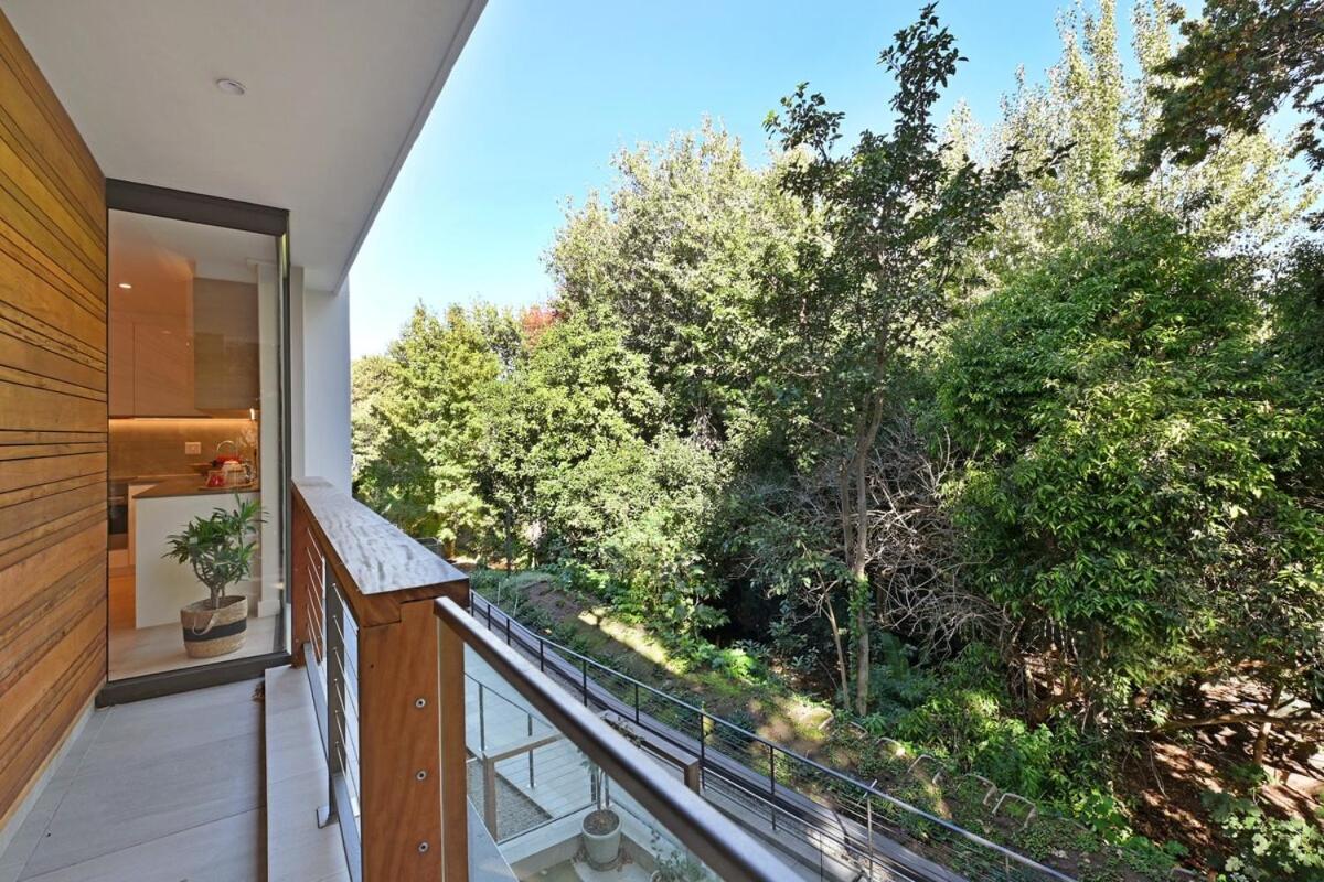 Luxury Newlands - Streamside Tranquility