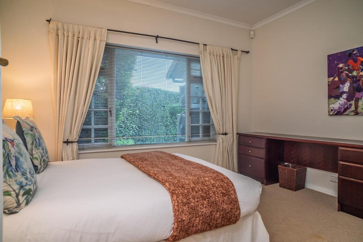 Skyline Serenity 4br Panoramic Views & Pool Holiday home *