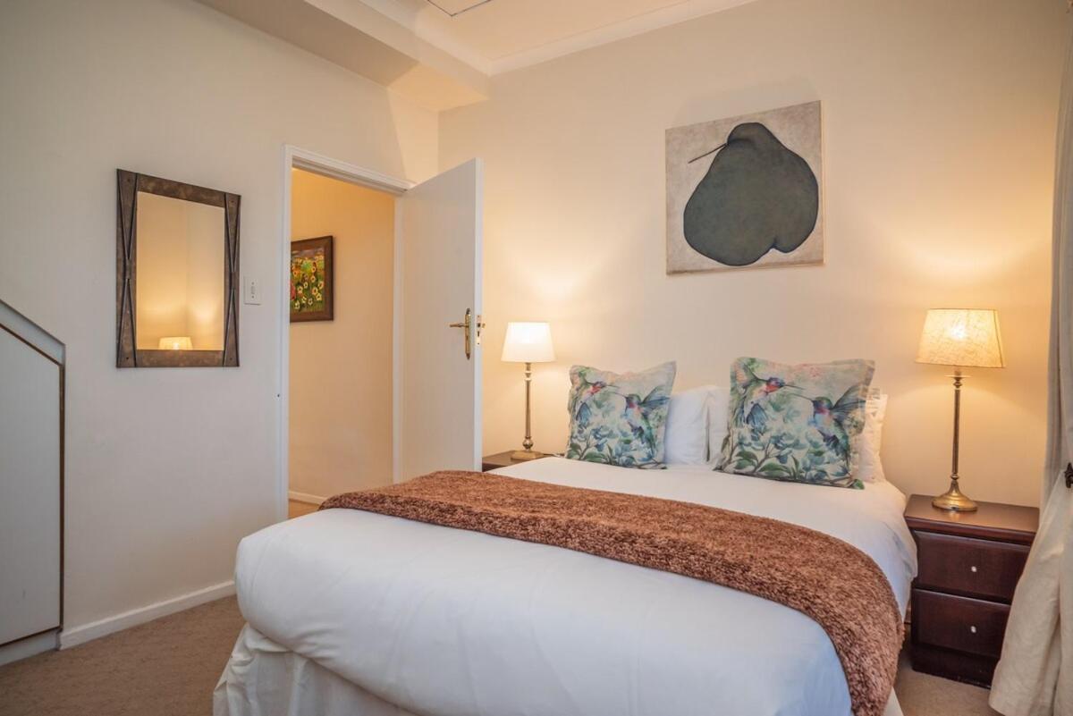 Skyline Serenity 4br Panoramic Views & Pool Holiday home Cape Town