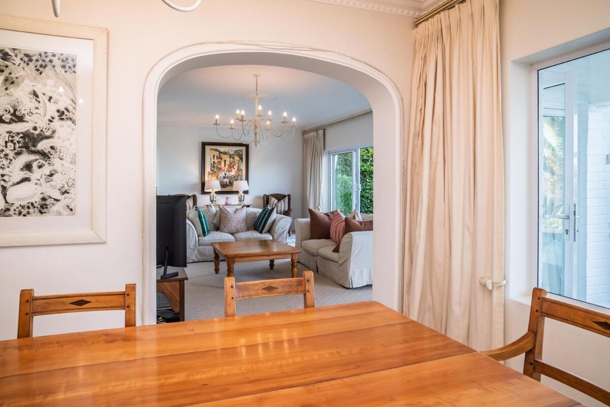 Skyline Serenity 4br Panoramic Views & Pool Holiday home Cape Town