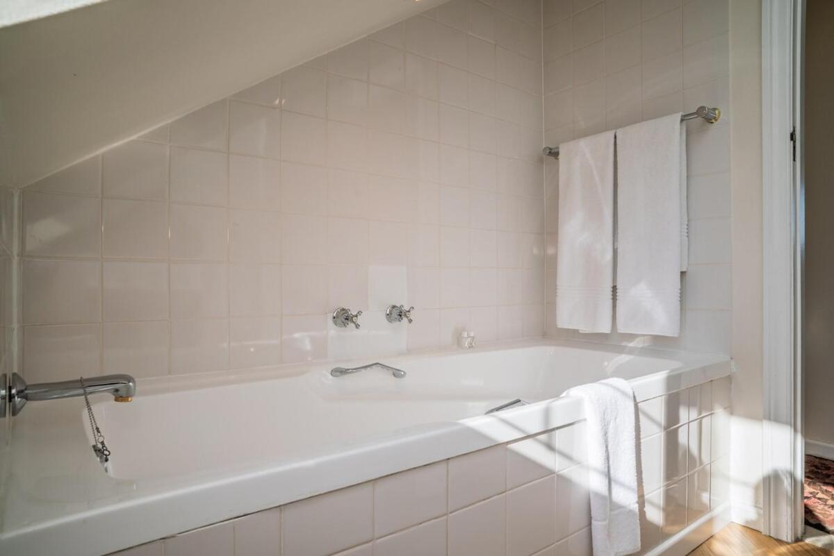 Skyline Serenity 4br Panoramic Views & Pool Holiday home Cape Town