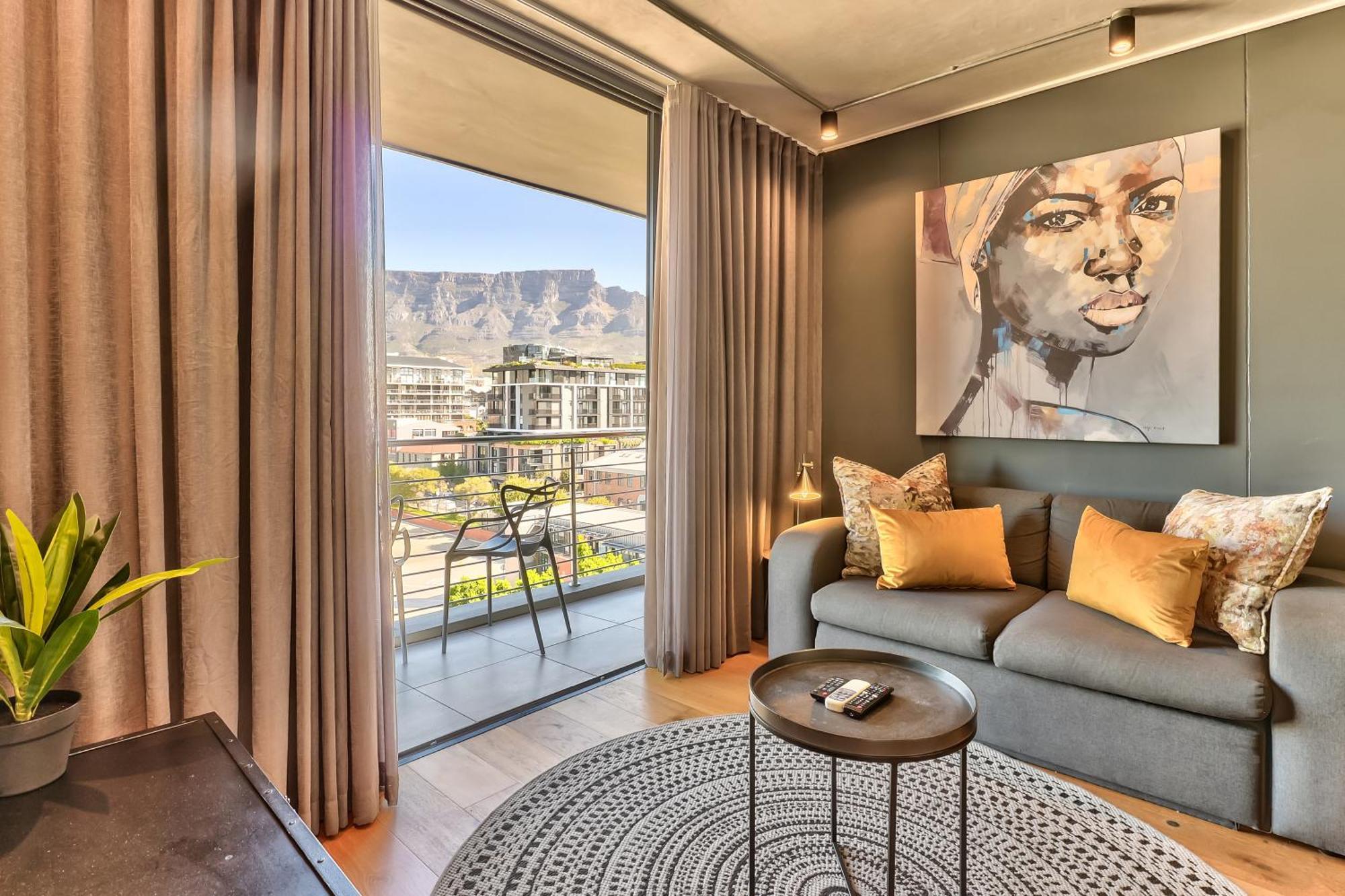 Table Mountain Facing Gem *