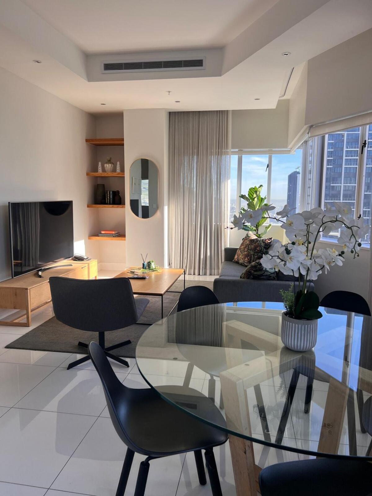 Upmarket 2 Bedroom With Views *