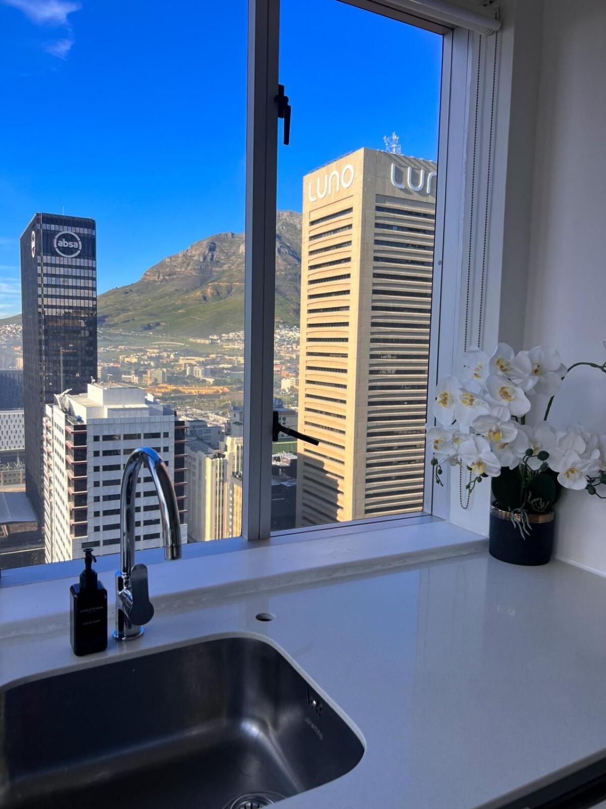 Upmarket 2 Bedroom With Views *