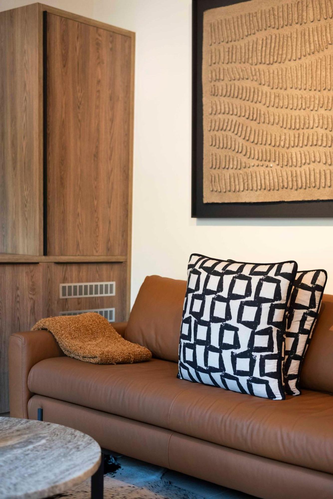 Luxury At The Braemar, Point Apartment