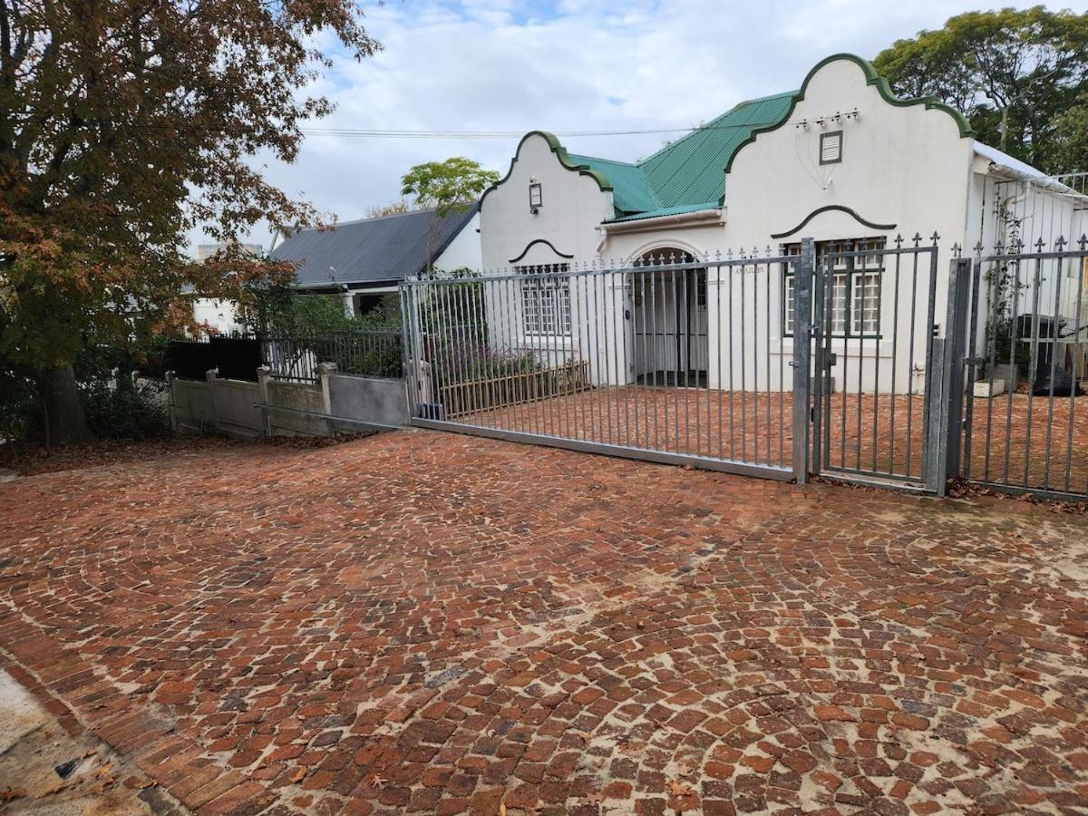 Newlands, Historic Character Home, Solar Installed * Cape Town