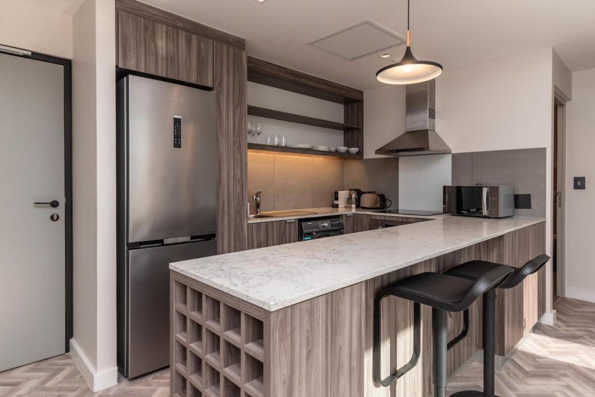 Modern Unit With Aircon, Coworkspace, Secure Building Apartment *