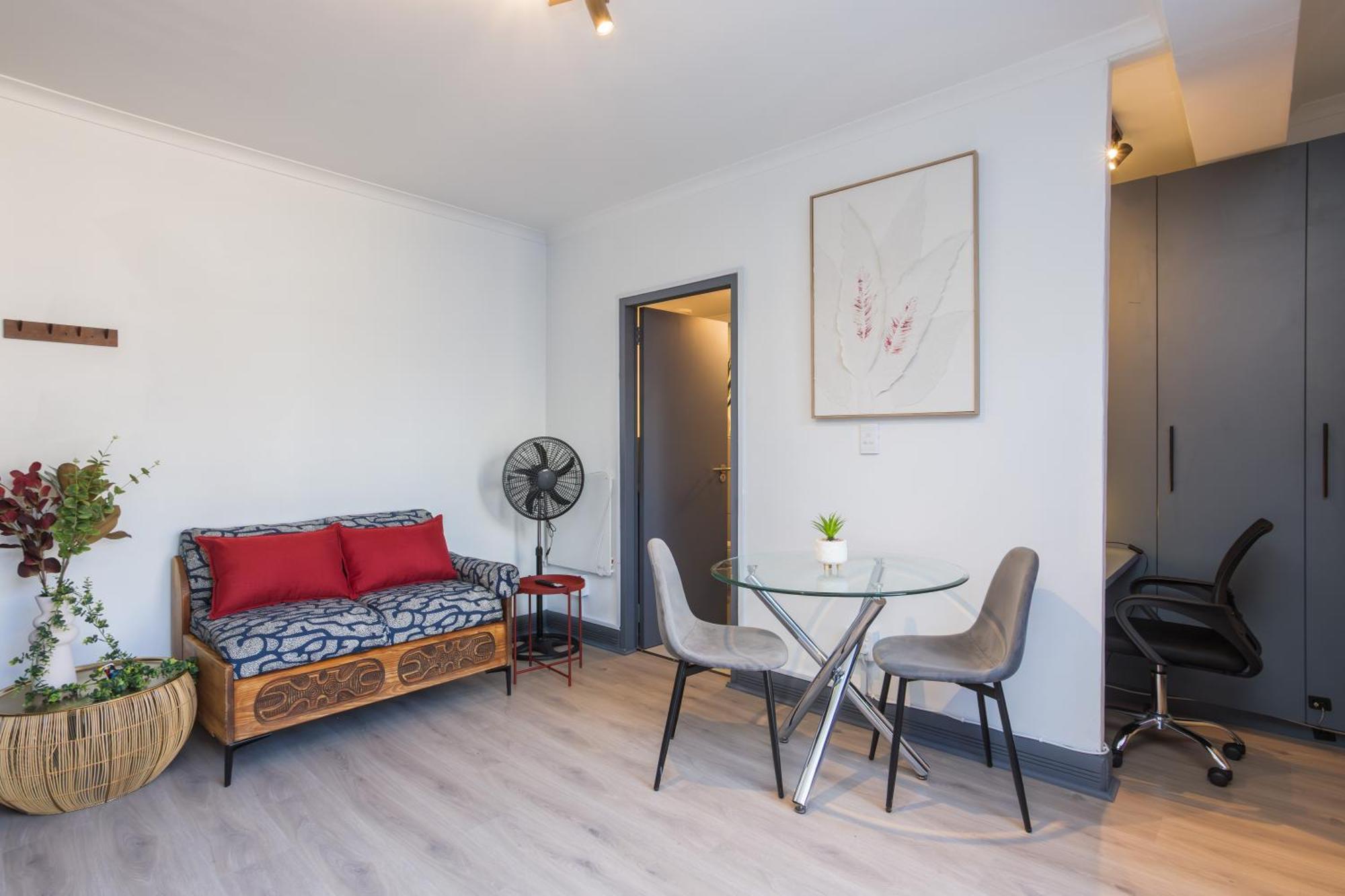 Modern Studio - Table Mountain Views, Gym, Free Parking, Strong Wifi