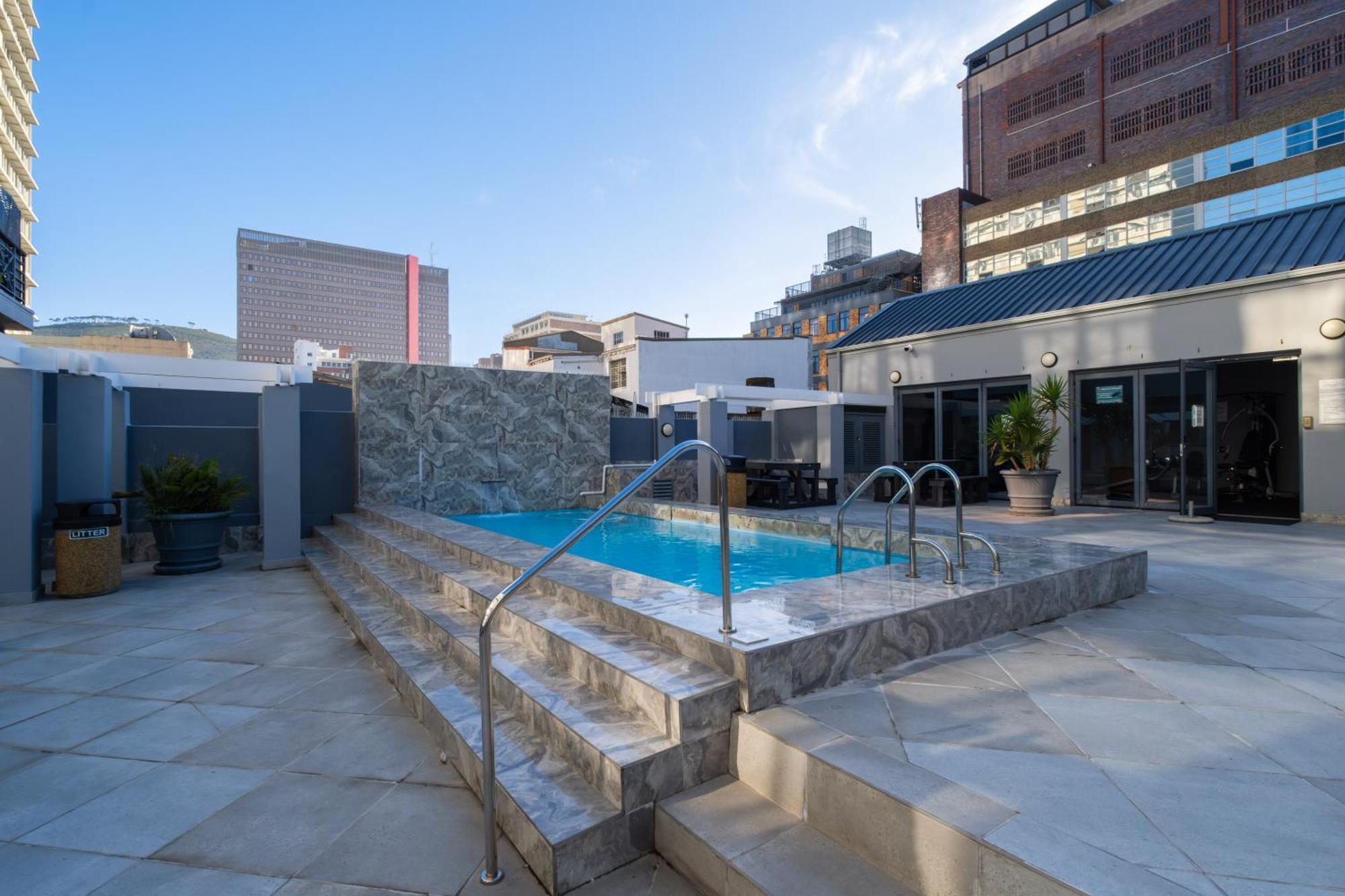 Modern Studio - Table Mountain Views, Gym, Free Parking, Strong Wifi