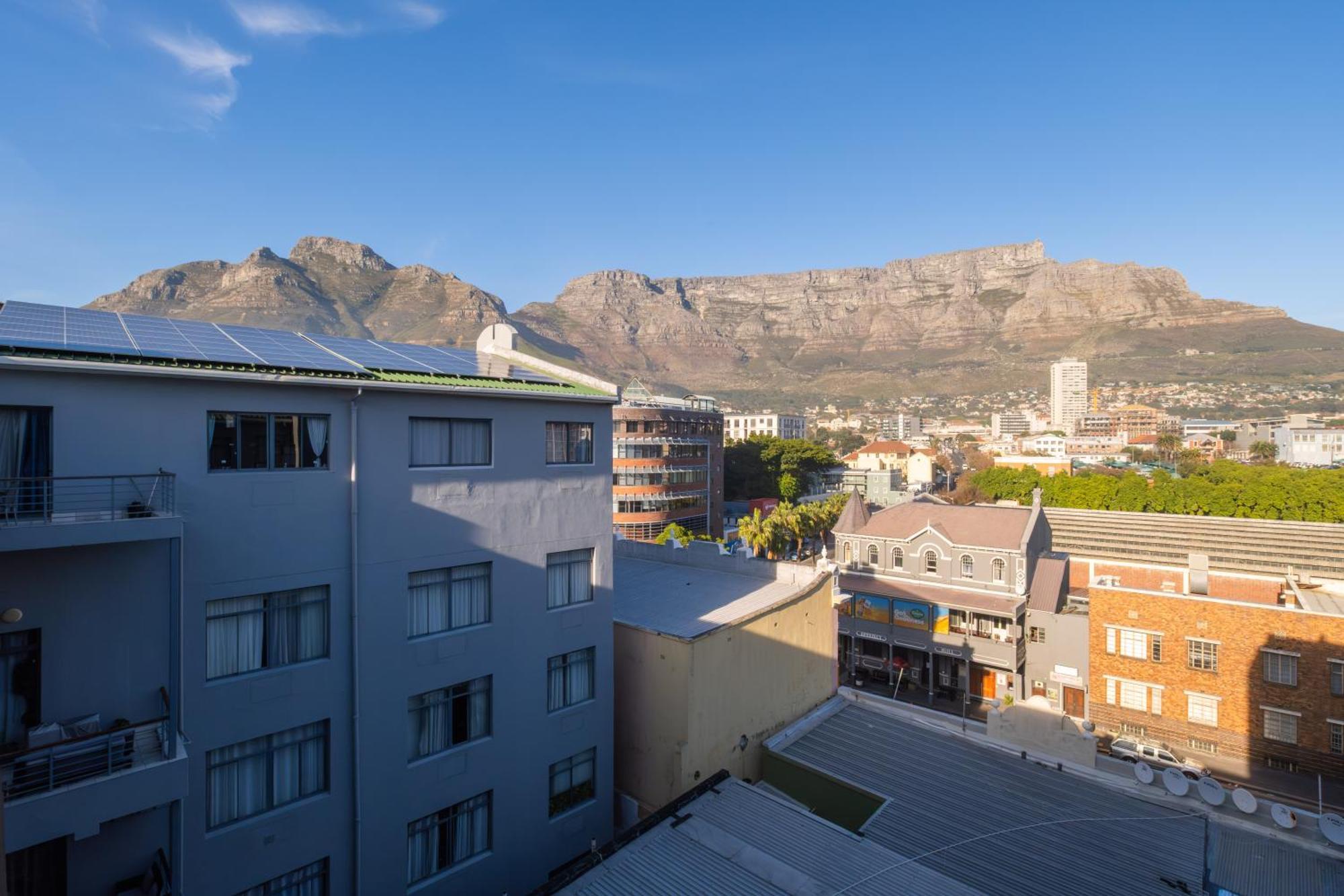 Modern Studio - Table Mountain Views, Gym, Free Parking, Strong Wifi