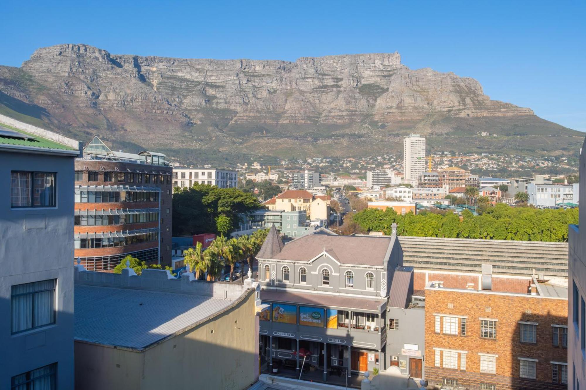 Modern Studio - Table Mountain Views, Gym, Free Parking, Strong Wifi *
