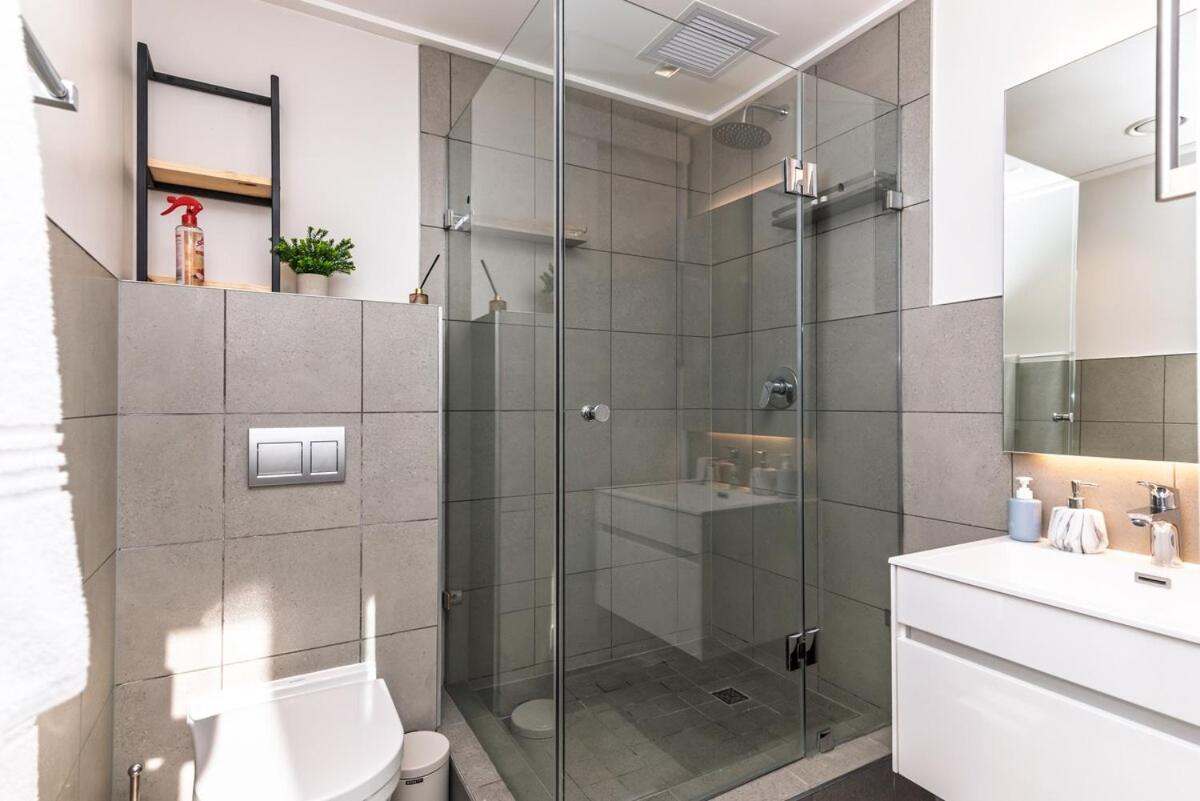 Luxury Oasis With King Bed, Ac, Walk-in Shower *