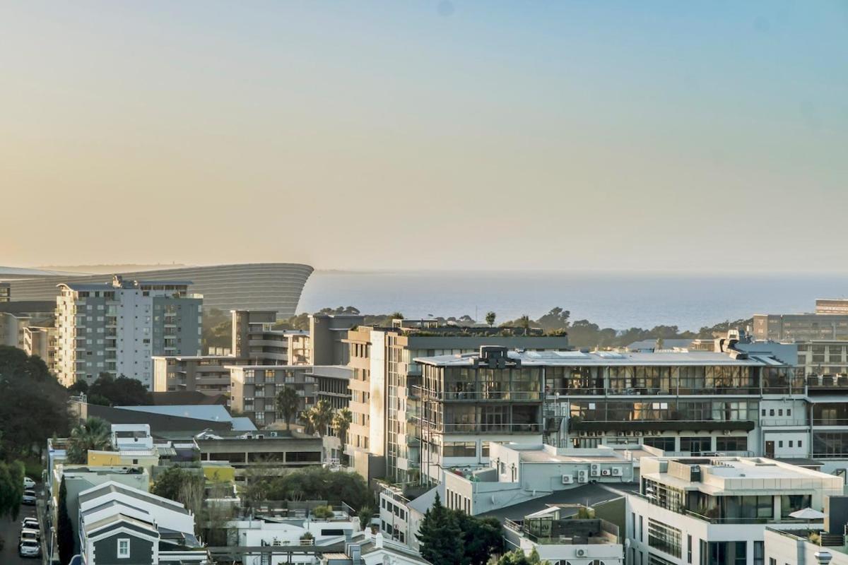 Luxury 2br Sky Views & Prime Location *