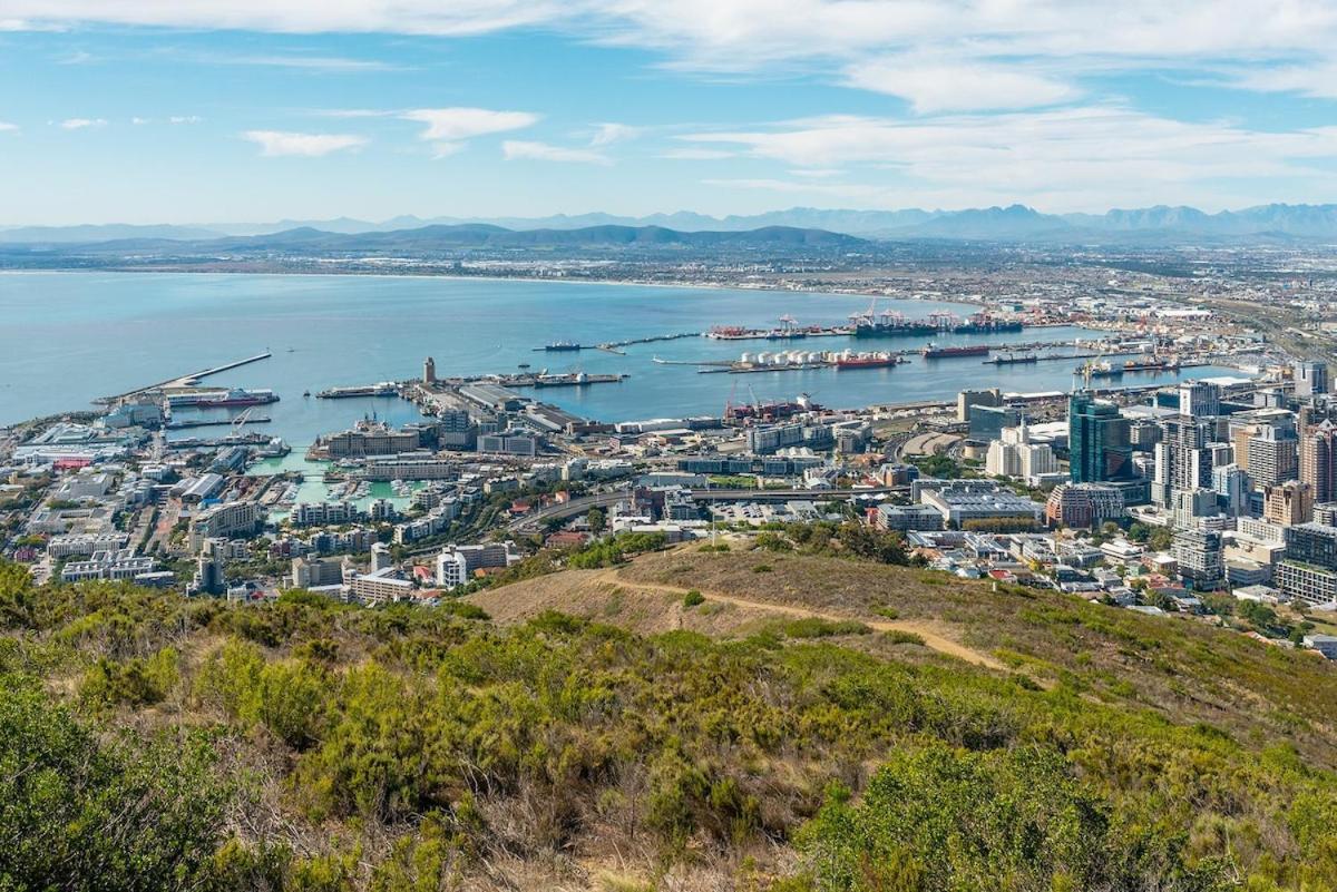 Apartment Stylish, Secure & Modern Work From Base Cape Town