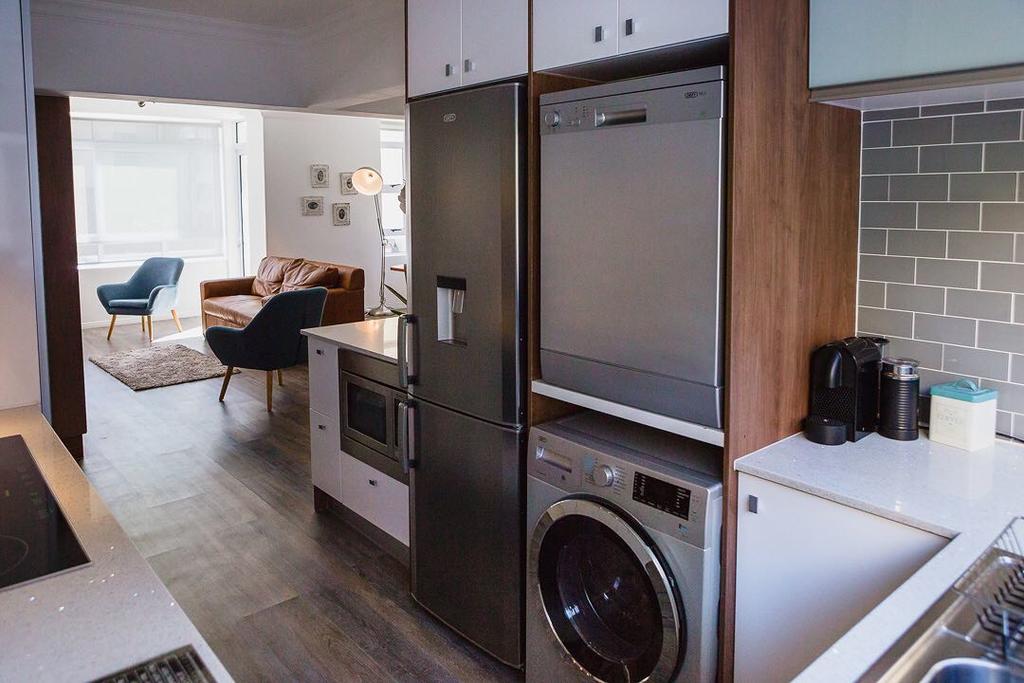 Modern Apartment, Centrally Located In Sea Point *