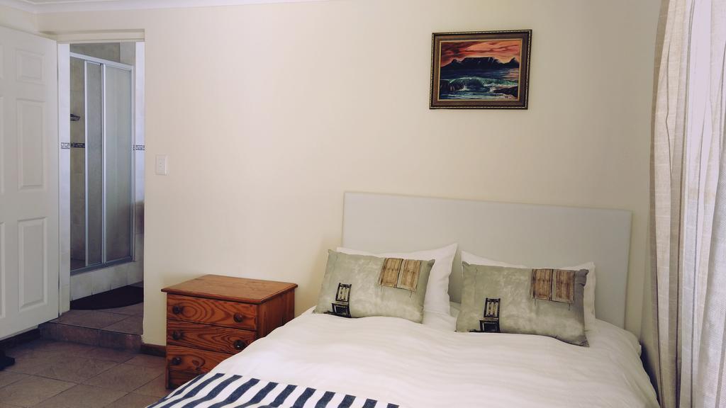 Homestay 12 Greenpoint Guesthouse Cape Town