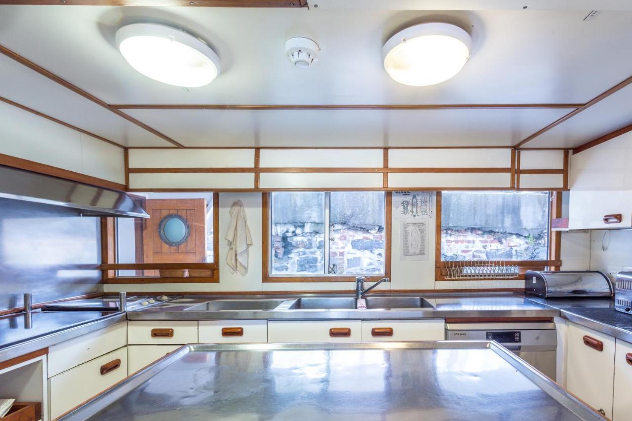 Jackie O Classic Luxury Yacht & Boutique *