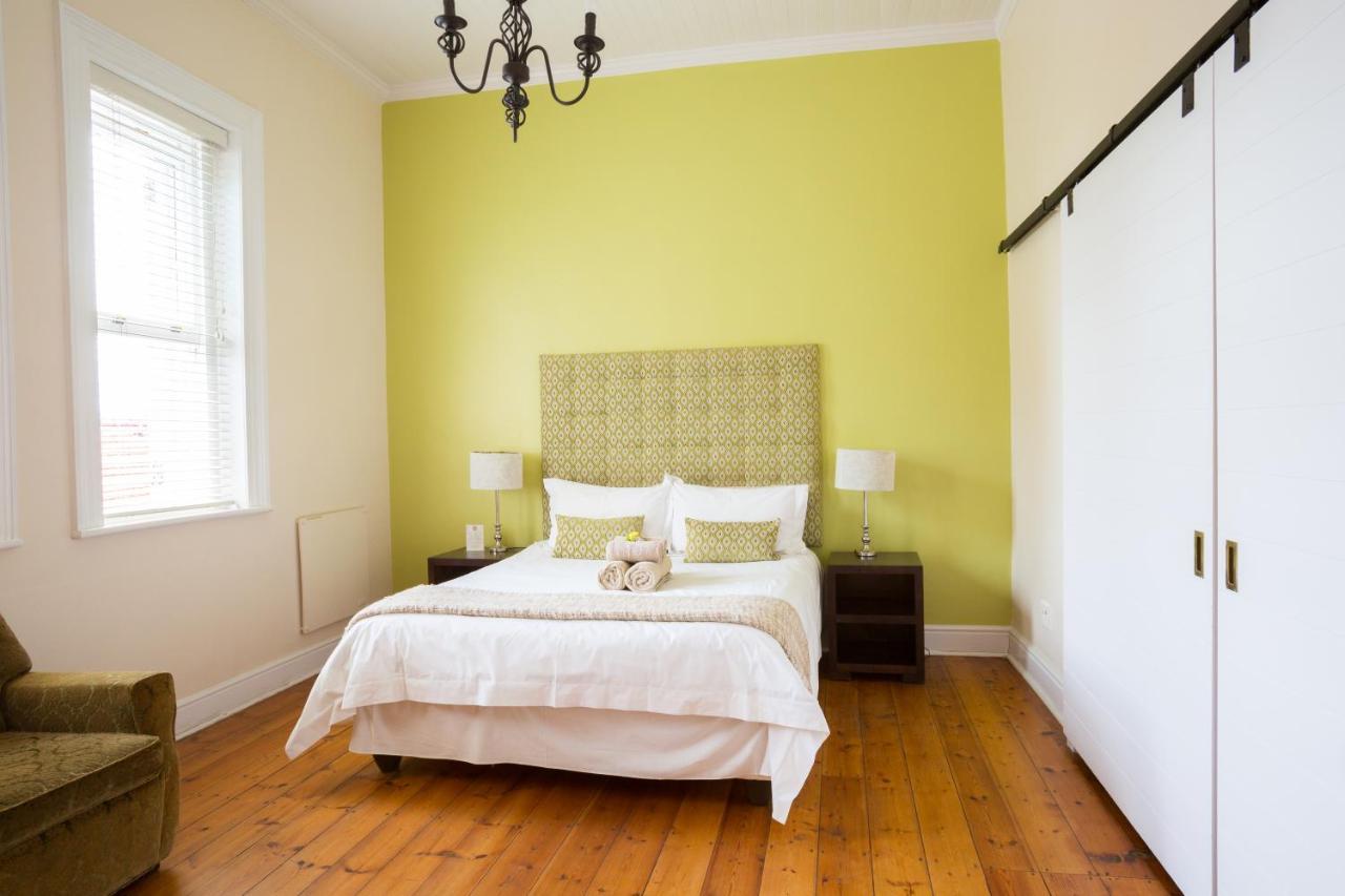 Six On Scott Bed & Breakfast